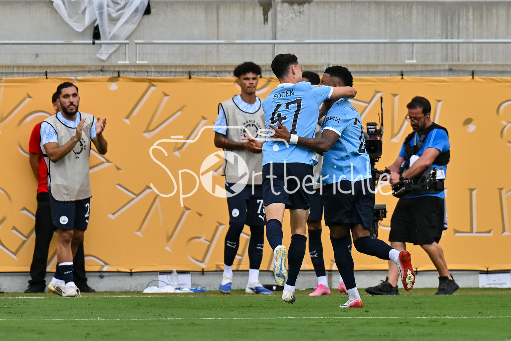 Juventus Turin - Manchester City | Jube der Englaender nach dem Treffer zum 1-4 durch Phil FODEN (Manchester City 47) / Tor / Torschuetze / Freude / Happy / FIFA Club World Cup: Juventus Turin - Manchester City, Camping World Stadium am 26.06.2025 / NOT FOR SALE IN USA