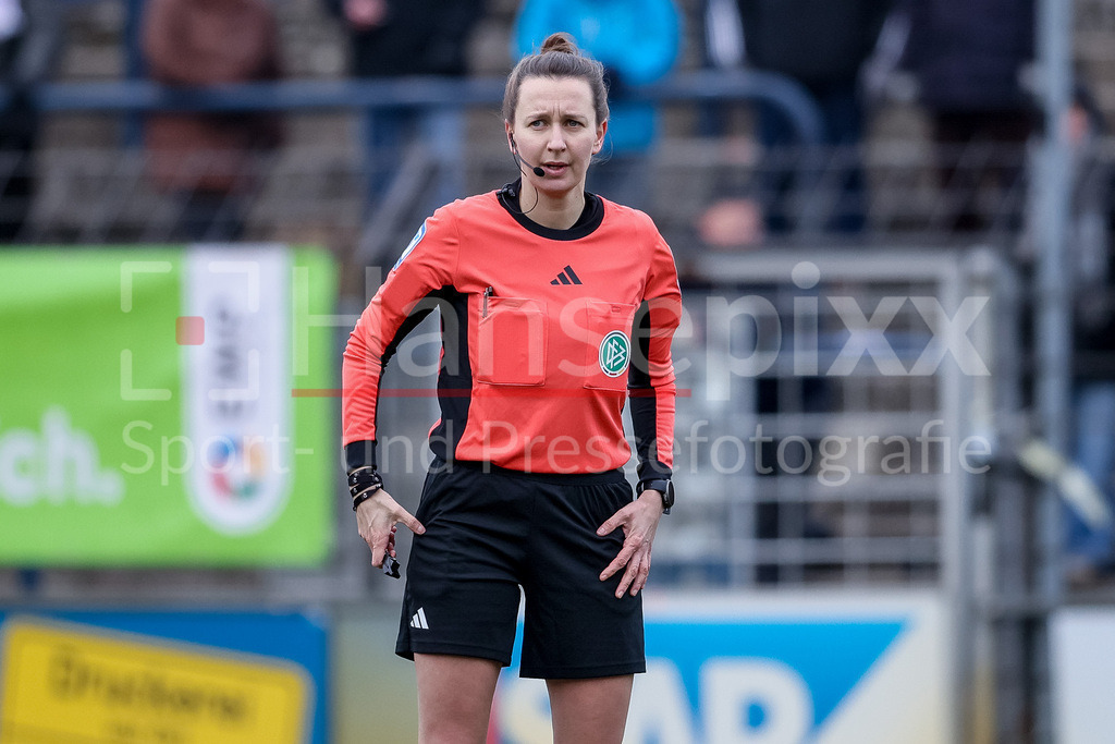 Fussball, Google Pixel Frauen-Bundesliga, 1. FFC Turbine Potsdam - SV Werder Bremen | v.li.: Schiedsrichterin Sina Diekmann, Portrait, Nahaufnahme, Einzelfoto, Einzelbild, DIE DFB-RICHTLINIEN UNTERSAGEN JEGLICHE NUTZUNG VON FOTOS ALS SEQUENZBILDER UND/ODER VIDEOÄHNLICHE FOTOSTRECKEN. DFB REGULATIONS PROHIBIT ANY USE OF PHOTOGRAPHS AS IMAGE SEQUENCES AND/OR QUASI-VIDEO.