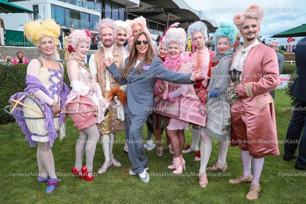 HanPromi24082500046 | 2025.08.24, Promis beim Audi-Ascot-Renntag auf der Galopprennbahn Neue Bult in Hannover. Die Gäste genießen die elegante Atmosphäre beim Pferderennen. Simone Thomalla (Schauspielerin) zusammen mit den Darstellern der Staatsoper Hannover