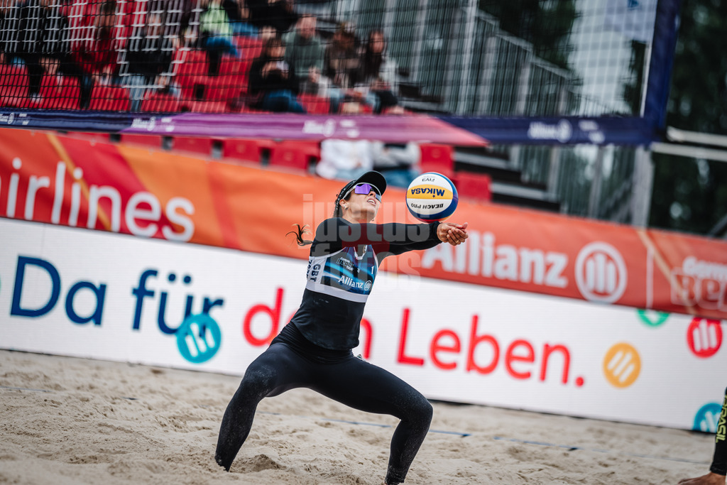 Beachvolleyball | Frauen | German Beach Tour 2024 | Tourstop Bremen | 07.06.2024 | Andressa Cavalcanti Ramalho (BRA) spielt den Ball
