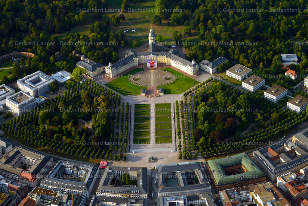 3292460 | Schloss Karlsruhe im barocken Baustil liegt im Zentrum der Fächerstadt Karlsruhe