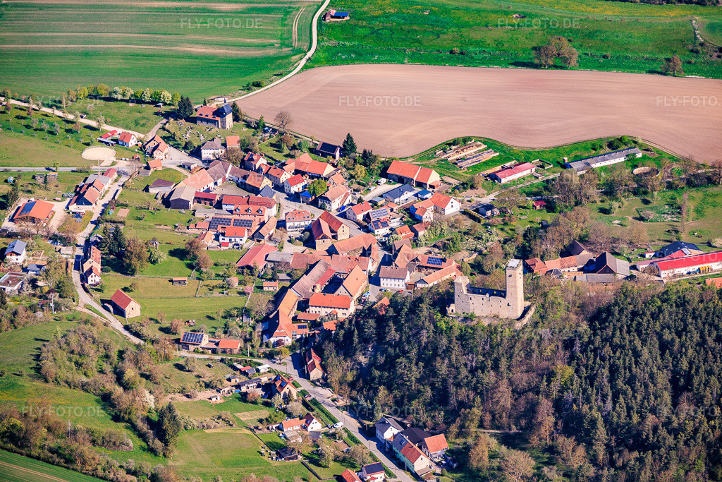 Luftbild: Dorfansicht aus Süden mit Burgruine Ehrenstein im Ortsteil Ehrenstein in Stadtilm im Bundesland Thüringen in Deutschland.Foto: IMG_155779.jpg vom 02.05.2026 durch Werner Riehm/FLY-FOTO.deAuflösung des Originals: 6000 x 4000 px