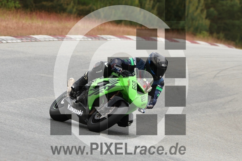 0899-20250601_13591 | Schöne Erinnerungen an spannende Momente - das festzuhalten ist unser Job. PIXELrace.de ist seit 2003 auf den Rennstrecken Europas unterwegs um die Action draußen beim Fahren und die wunderbare Stimmung imm Fahrerlager für euch einzufangen.