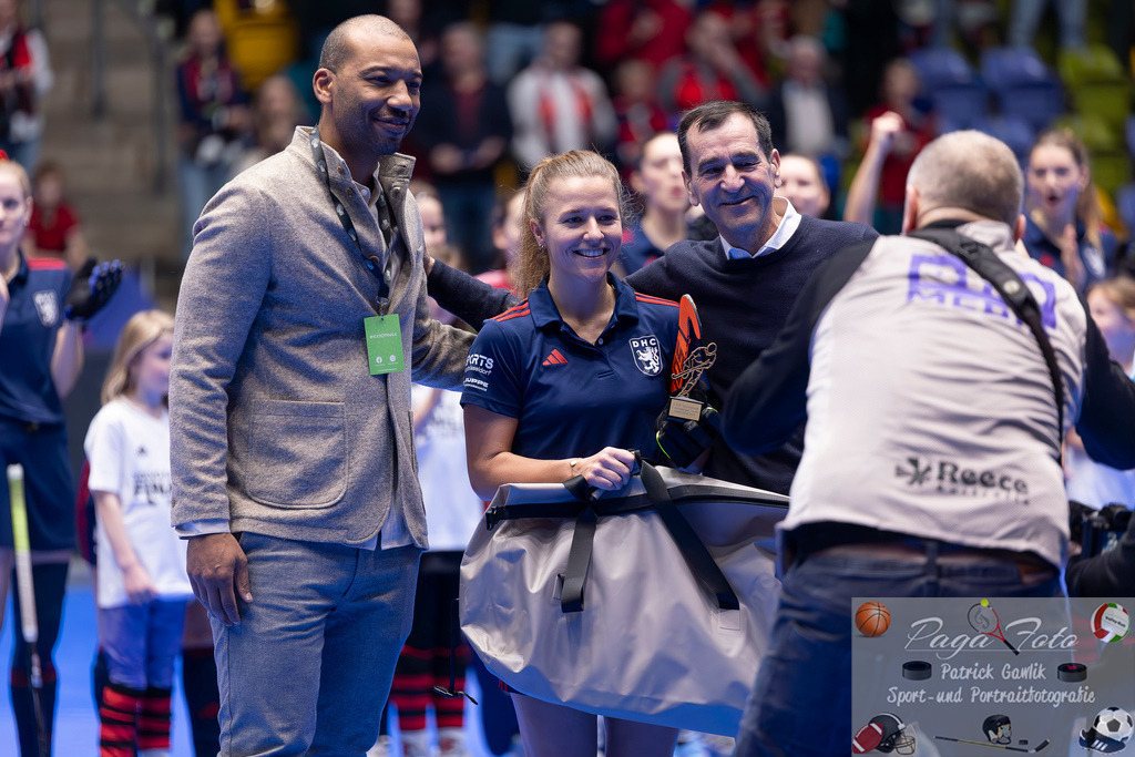 Volvo E.R.B. Final 4 Halbfinale Frauen: Mannheimer HC - Düsseldorfer HC, 25.01.2025 | Mabel Brands (Düsseldorfer HC #7) wurde als beste Torjägerin geehrt, Mannheimer HC - Düsseldorfer HC, Frankfurt, Süwag Arena, 25.1.2025 - Realisiert mit Pictrs.com