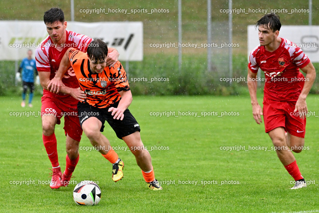SV Viktoria Viktring vs. FC Mondi Frantschach | #9 Thomas Mayr SV Viktoria Viktring, #16 Christoph Alexander Strutz FC Frantschach, #16 Jonas Christoph Draxl SV Viktoria Viktring, SV Viktoria Viktring vs. FC Mondi Frantschach, SV Viktoria Viktring vs. FC Mondi Frantschach am 02.08.2025 in Klagenfurt (Sportplatz Viktrink), Austria, (Photo by Bernd Stefan)