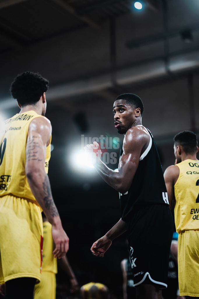 Basketball | Männer | Saison 2023/2024 | easyCredit Basketball Bundesliga | Veolia Towers Hamburg vs. EWE Baskets Oldenburg | 20.01.2024 | William Christmas (#11, Veolia Towers Hamburg) verunsichert