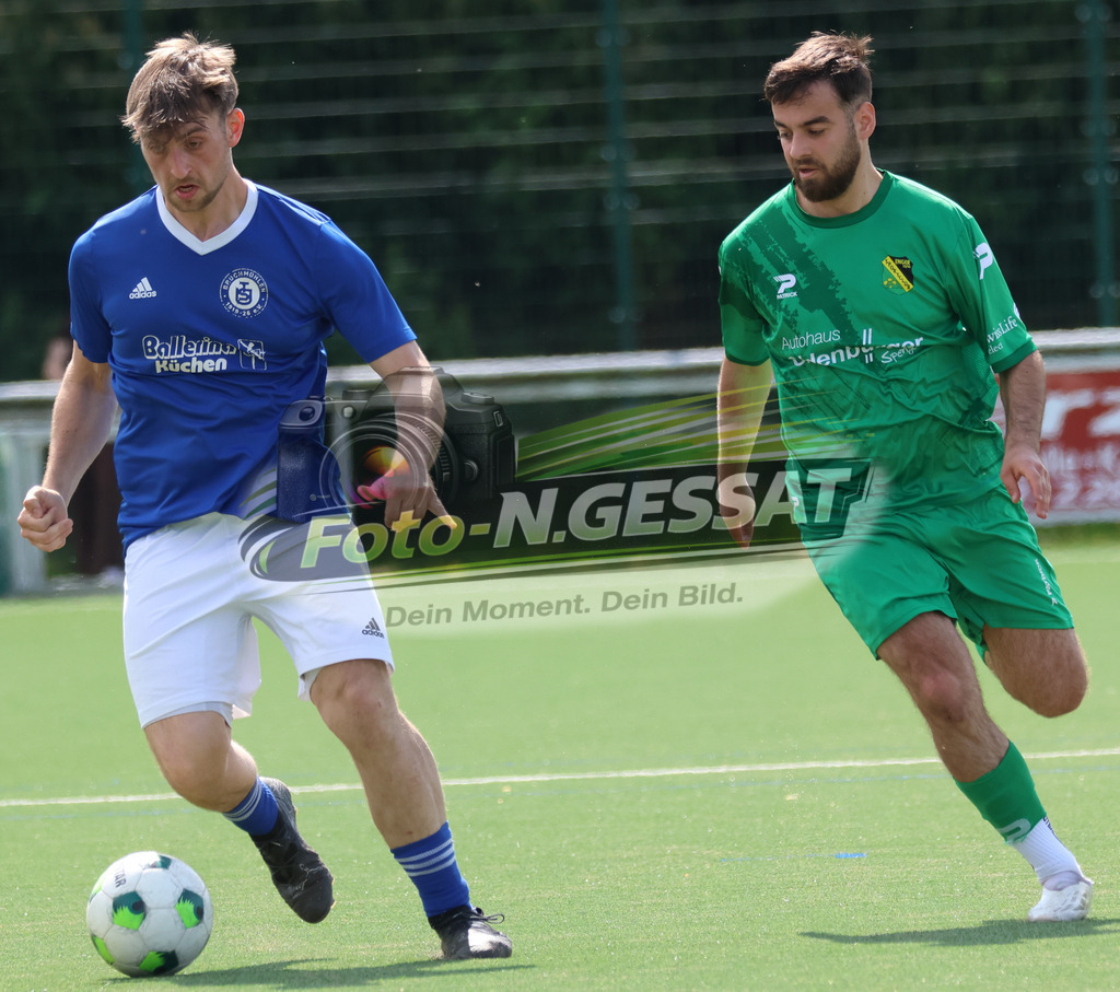 SC Enger - TuS Bruchmühlen | Auf dem Bild zu sehen: grün SC Enger: Robin Simsek ; blau TuS Bruchmühlen: Jan Weiffenbach SC Enger, TuS Bruchmühlen, Saison 25/26, Kreisliga A, Enger, Deutschland - Realisiert mit Pictrs.com