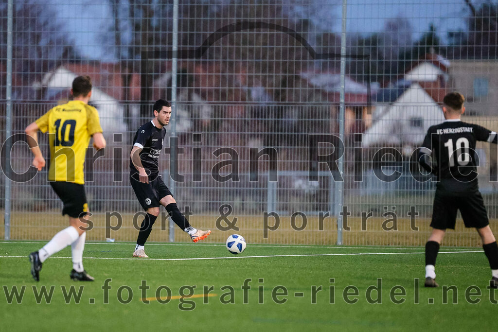 2024-02-17_042_FC_Herzogstadt_gegen_FC_Moosinning_II | Erding, Deutschland, 17.02.2024:
Fußball, Kreisklasse 2023 / 2024, Testspiel, FC Herzogstadt gegen FC Moosinning II, Endergebnis: 2:2

Benedikt Thumbs (FC Moosinning, #10), Marco Golemic  (FC Herzogstadt, #2), Daniel Karamatic (FC Herzogstadt, #10)

Foto: Christian Riedel / fotografie-riedel.net