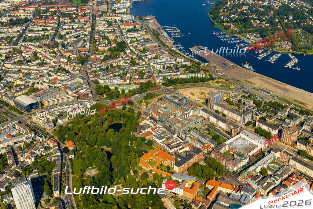 Luftaufnahme Wallanlage Rostock - Die Luftaufnahme wurde 2025 vom UL-Flugzeug heraus erstellt ( ohne Drohne ) - Hochauflösende Luftaufnahme - für professionelle Ausdrucke geeignet. Die Geschenkidee !Mit Lizenz und Bildrechte bestellbar