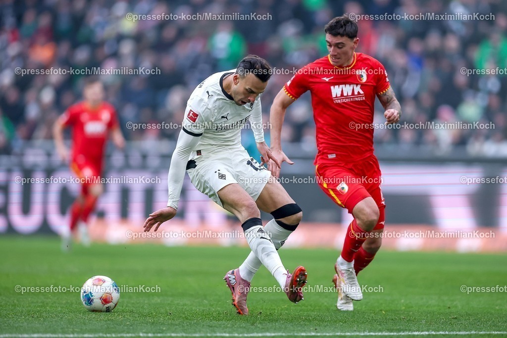 BMG11012601019 | 11.01.2026, Fußball, Borussia Mönchengladbach - FC Augsburg, 1. Fußball Bundesliga, 16.Spieltag, Borussia-Park, Saison 2025 2026: Haris Tabakovic&nbsp;(Borussia Mönchengladbach #15) im Zweikampf gegen  Cedric Zesiger&nbsp;(FC Augsburg #16)  DFB regulations prohibit any use of photographs as image sequences and or quasi-video.