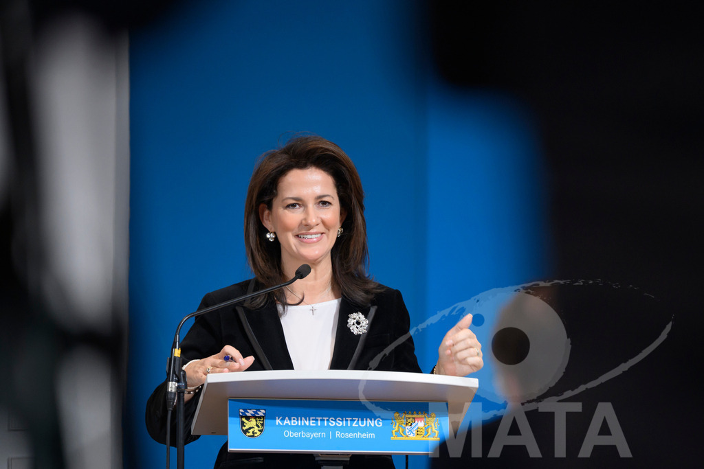 _DW05069 | Bayerns Landwirtschaftsministerin Michaela Kaniber (CSU)  Pressekonferenz im Lokschuppen. Rosenheim, 02.12.2025 Bayern Deutschland - Realisiert mit Pictrs.com