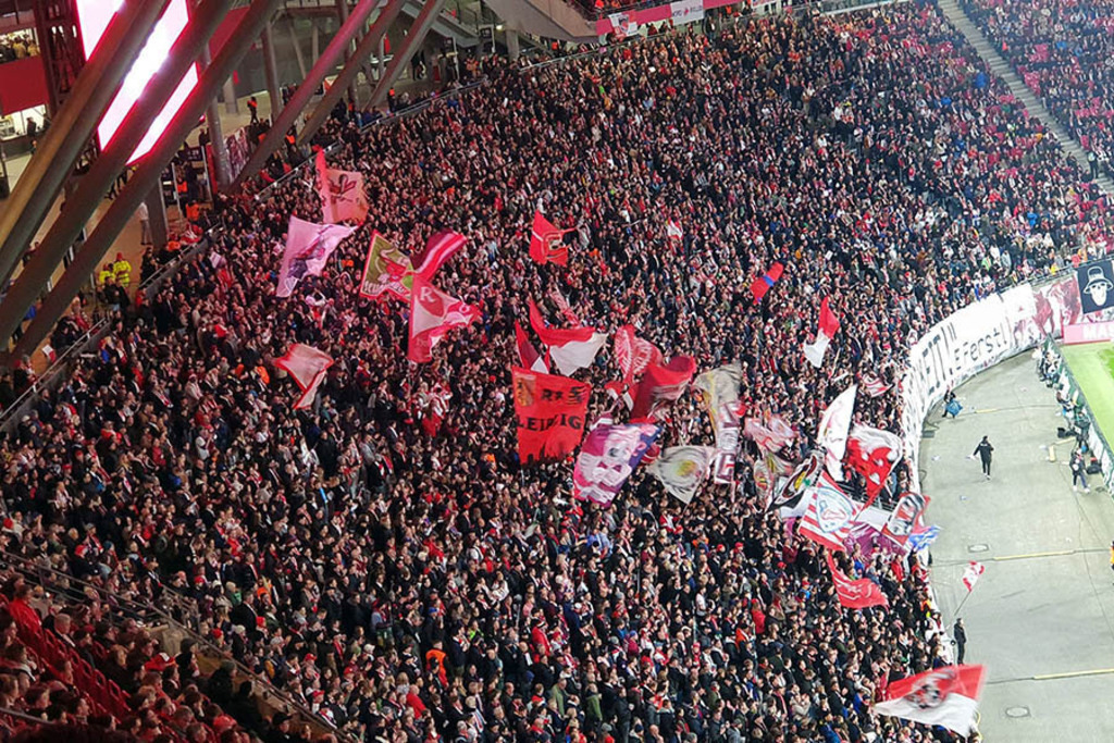 RB Leipzig - Fanblock in der Red Bull Arena | Entdecke über 20 Kategorien Leipzig-Motive: Foto-Downloads, hochwertige Poster, Leinwand- & Fine-Art-Prints. Jetzt Lieblingsfoto im Bildlexikon Leipzig Shop bestellen!