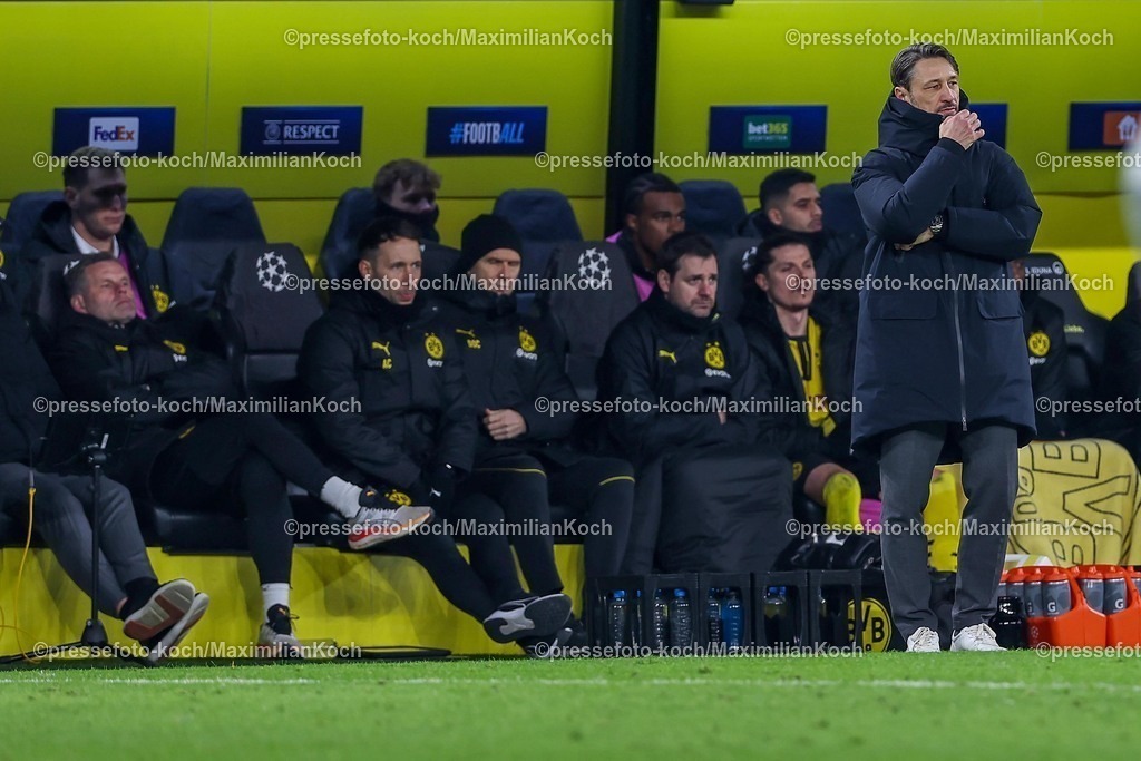 UCL1902250102371 | 19.02.2025, Fußball, UEFA Champions League, Borussia Dortmund - Sporting Lissabon, Signal Iduna Park, Knockout phase play-offs, Saison 2024 2025: Trainer Niko Kovac (Cheftrainer BVB) vor der Ersatzbank