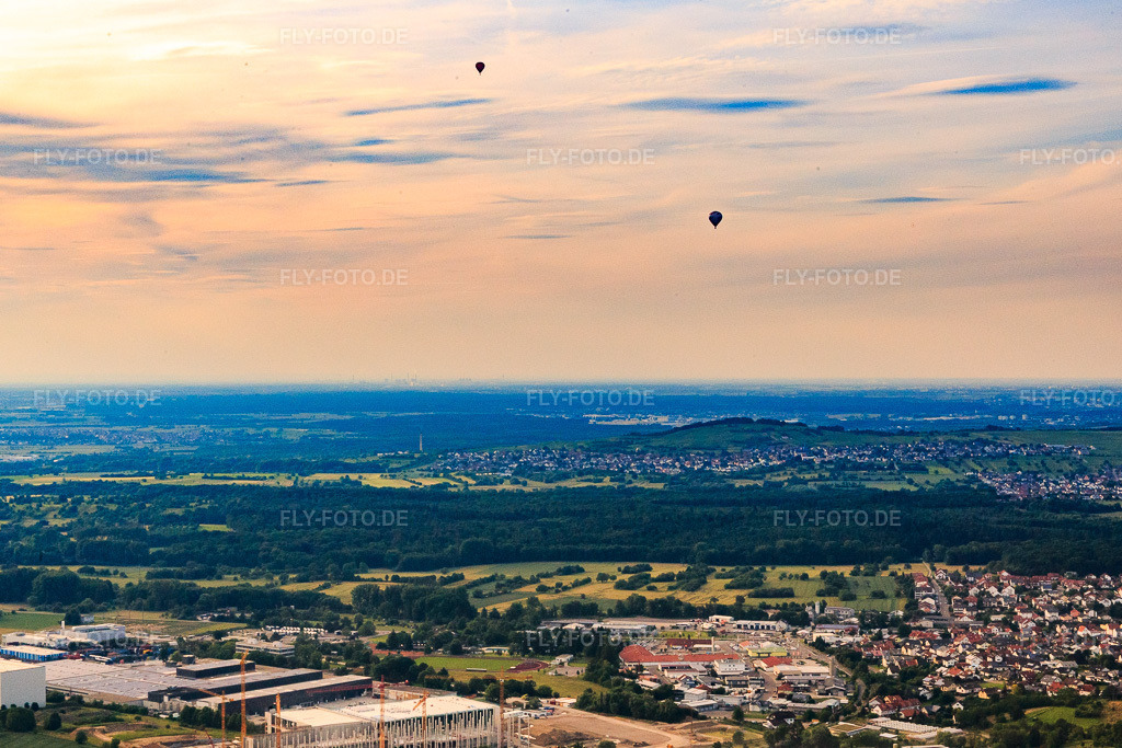 Luftbild: Heissluftballone in Östringen im Bundesland Baden-Württemberg in Deutschland. Foto: IMG_089355.jpg vom 10.06.2016 durch Werner Riehm/FLY-FOTO.de