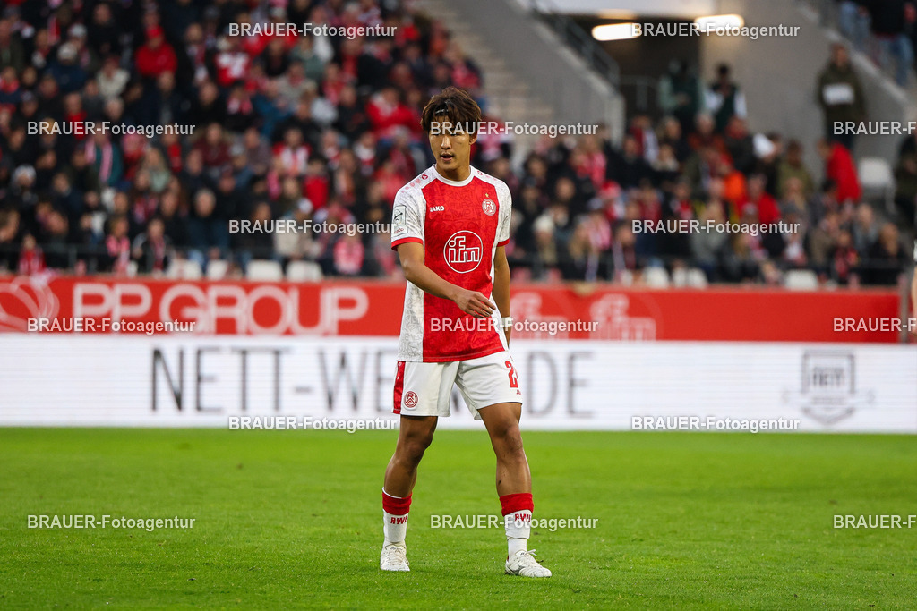 Rot-Weiss Essen - 1.Fc Schweinfurt | Essen, Deutschland, 02.11.2025 Kaito Mizuta  (Rot-Weiss Essen) schaut während des 3.Liga Spiels zwischen  Rot-Weiss Essen und 1.Fc Schweinfurt am 02.11.2025 im Stadion an der Hafenstraße in Essen. (Foto von Timo Bluhmki-Schmidt/Brauer Fotoagentur