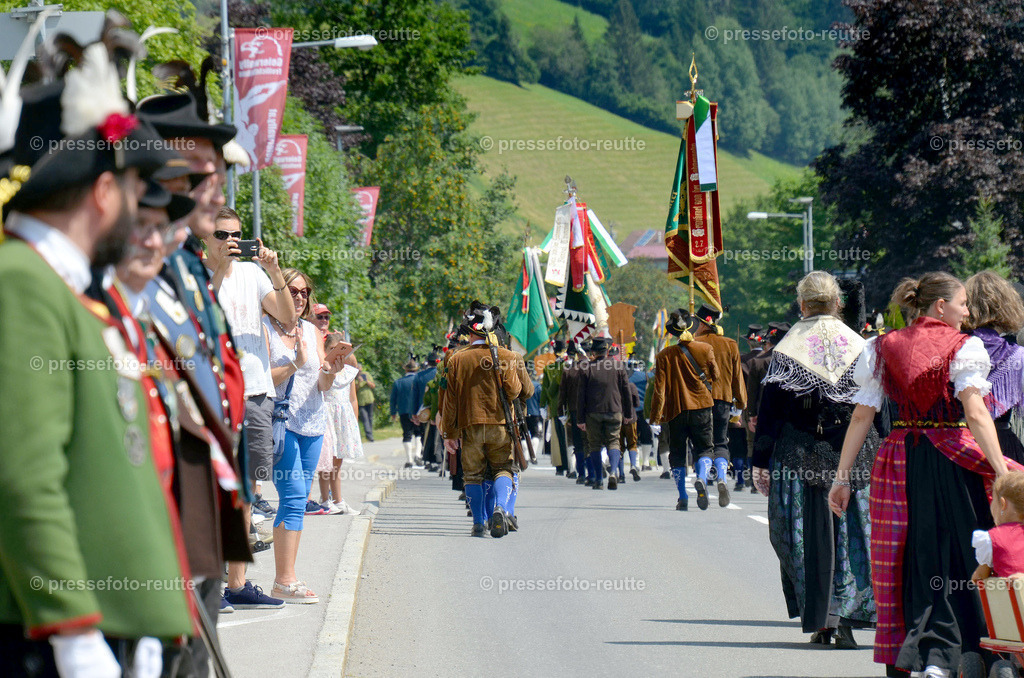 TRIBUENE-news-2022-Juli24-Bezirksschuetzenfest-Elbigenalp-D51-DSC_1177 | Info aus dem Bezirk Reutte/Ausserfern Tirol sowie eine umfangreiche Bilddatenbank über die gesamte Region: Lechtal, Talkessel Reutte, Tannheimertal, Zwischentoren. Lech, Plansee, Zugspitze, Grenztunnel, B179, Fernpassstraße, Verkehr, Lawinen, Tradition, - Realisiert mit Pictrs.com