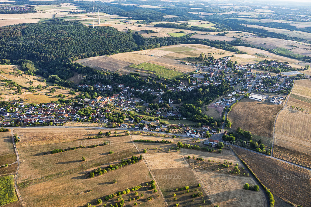 Luftbild: Ortsansicht von Südwesten in Kröppen im Bundesland Rheinland-Pfalz in Deutschland. – Foto: IMG_158685.jpg vom 15.08.2026 durch Werner Riehm/FLY-FOTO.de – Auflösung des Originals: 6000 x 4000 px