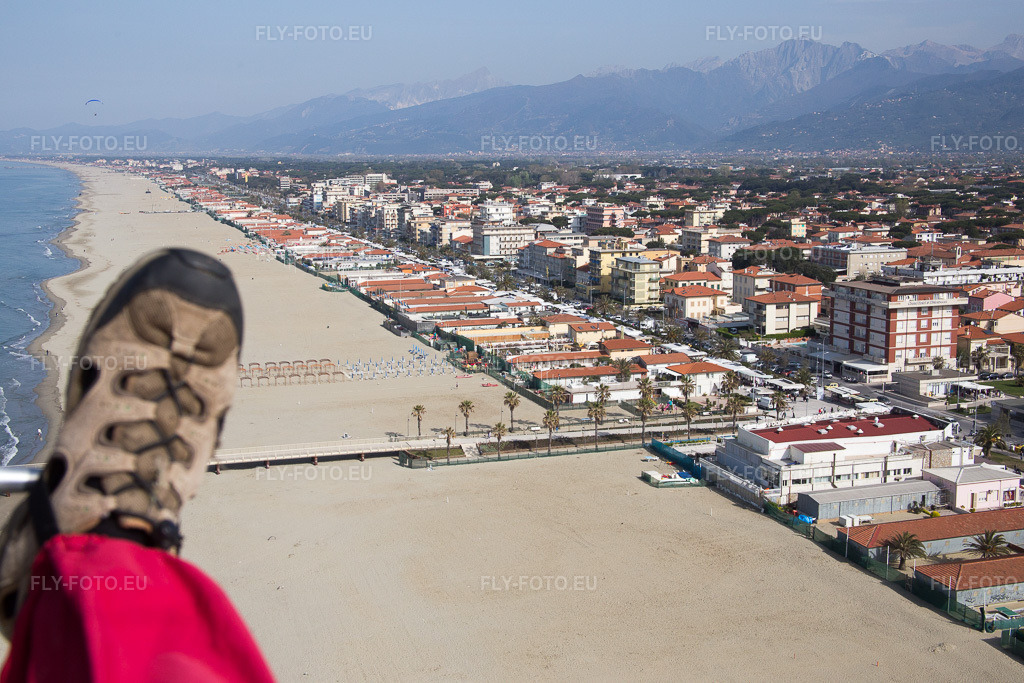 Vue aérienne: Vue de la ville à Lido di Camaiore dans le département Toscane, Italie – .Photo: IMG_087076.jpg prise le 04/04/2016 par Werner Riehm/FLY-FOTO.eu – Résolution de l'original: 5472 x 3648 px