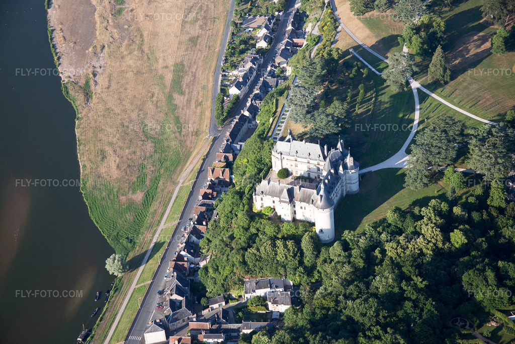 Aerial view: View of the town in Chaumont-sur-Loire in the state Loir et Cher, France. – Photo: IMG_081222.jpg taken on 06/19/2015 by Werner Riehm/FLY-FOTO.com – Resolution of the original: 5472 x 3648 px