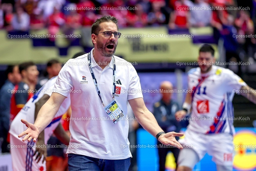EHF26012602059 | 26.01.2026, Handball, Men's EHF EURO 2026, Frankreich - Spanien, Jyske Bank Boxen in Herning, Dänemark, Main Round: Headcoach Guillaume Gille (France #hc) gestikulierend am Spielfeldrand  