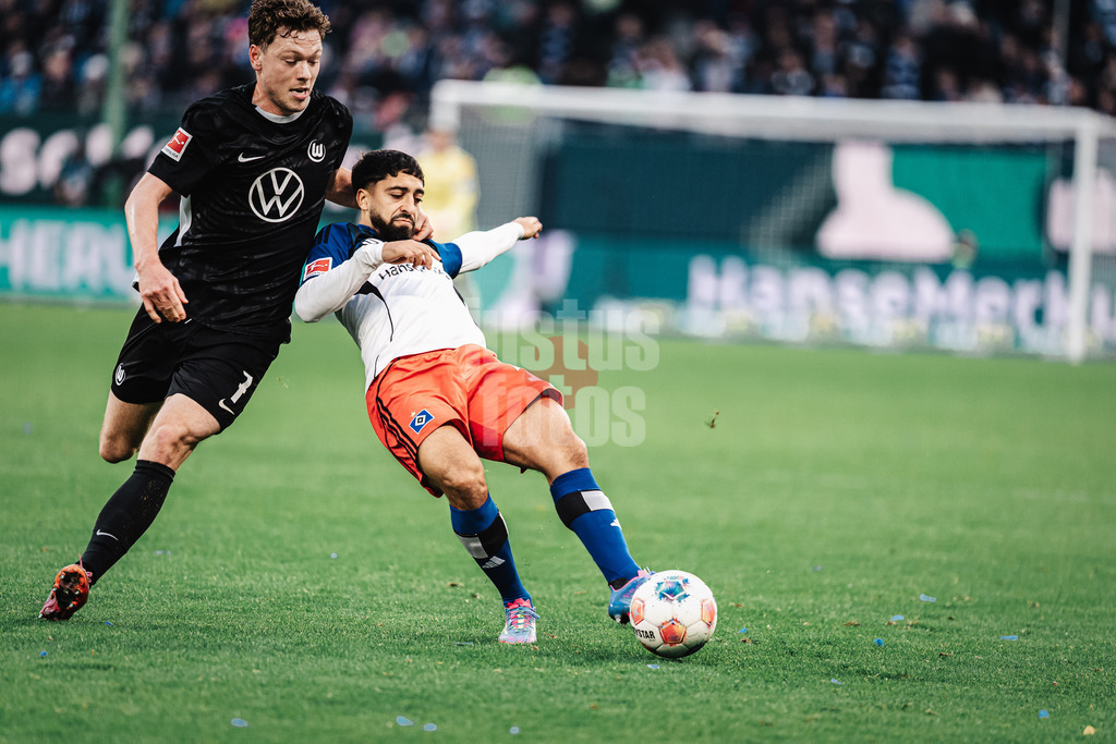 Fußball | Männer | Saison 2025/2026 | 1. Fußball-Bundesliga | 8. Spieltag | Hamburger SV vs. VfL Wolfsburg | 25.10.2025 | v.l. Andreas Skov Olsen (#7, VfL Wolfsburg) gegen Immanuel Pherai (#10, HSV)