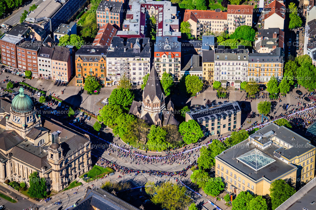 Hamburg_St_Pauli_Marathon_Holstenglaci_Chaussee_Russische_Orthodoxe_Kirche_des_Hl_Johannes_von_Kronstadt_ELS_1955270425 | HAMBURG 27.04.2025 Marathon von Hamburg und die russisch Orthodoxe Kirche des Hl. Johannes von Kronstadt und den südlichen Eingang zur Messe Holstenglaci Chaussee in Hamburg. // Marathon of Hamburg and the Russian Orthodox Church of St. John of Kronstadt and the southern entrance to the Messe Holstenglaci Chaussee in Hamburg. Foto: Martin Elsen