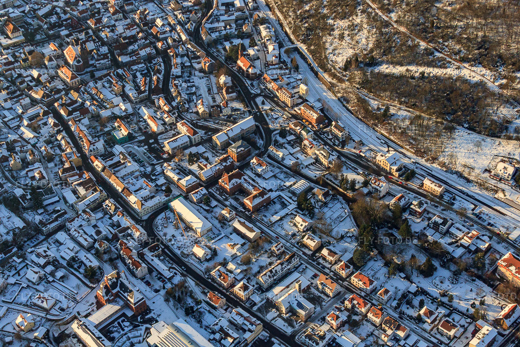 Luftbild: Bahnhof und Saarlandstraße im Winter bei Schnee in Annweiler am Trifels im Bundesland Rheinland-Pfalz in Deutschland. Foto: IMG_36395.jpg vom 03.01.2011 durch Werner Riehm/FLY-FOTO.deAuflösung des Originals: 4493 x 2995 px
