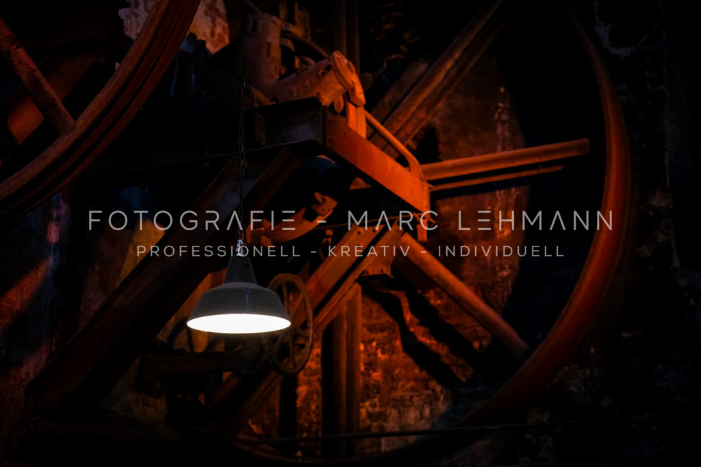 Alte Lampe in alter Fabrik | Fotografie Marc Lehmann - Realisiert mit Pictrs.com