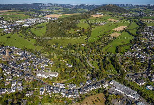 Schmallenberg230910946 | Luftbild, Waldgebiet Am Stern und Neuer Friedhof Sonnenweg, kath. St.-Alexander-Kirche und halbrundes Rathaus mit Bürgerbüro, Schmallenberg, Sauerland, Nordrhein-Westfalen, Deutschland