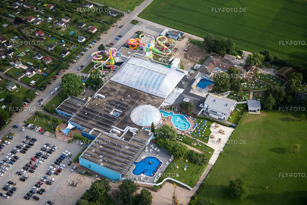Therme und Schwimmbecken am Freibad der Freizeiteinrichtung  MIRAMAR Erlebnisbad, Salz & Kristall Therme und Saunaparadies | Luftbild: Therme und Schwimmbecken am Freibad der Freizeiteinrichtung  MIRAMAR Erlebnisbad, Salz & Kristall Therme und Saunaparadies im Ortsteil Lützelsachsen in Weinheim im Bundesland Baden-Württemberg in Deutschland. Foto: IMG_090708.jpg vom 04.07.2016 durch Werner Riehm/FLY-FOTO.de - Realisiert mit Pictrs.com