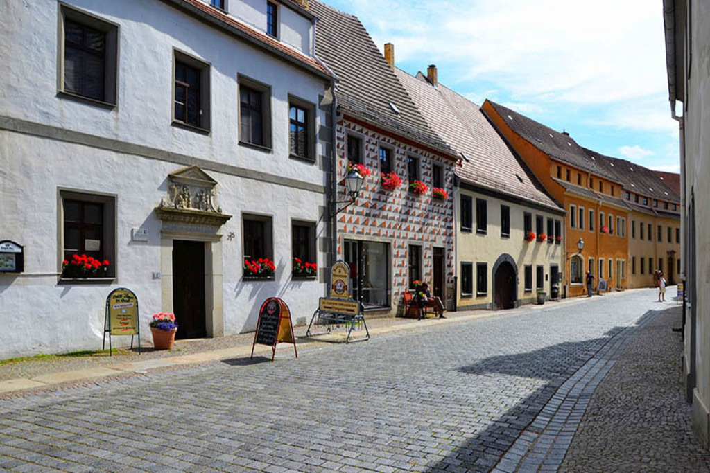 Torgau - Schlossstraße | Entdecke über 20 Kategorien Leipzig-Motive: Foto-Downloads, hochwertige Poster, Leinwand- & Fine-Art-Prints. Jetzt Lieblingsfoto im Bildlexikon Leipzig Shop bestellen!