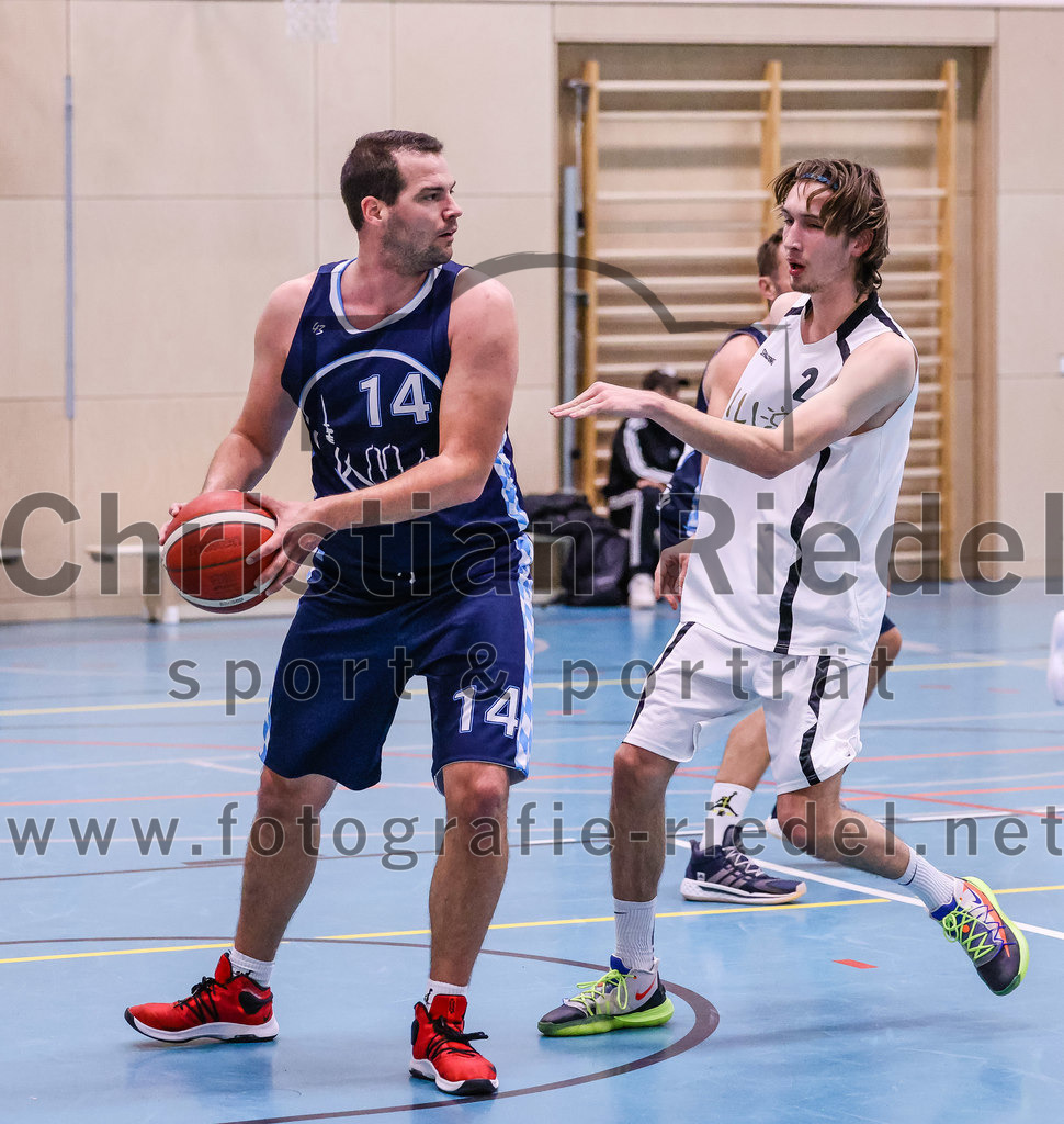2022-04-03_067_TSV_Vaterstetten_gegen_SV_Weissblau-Allianz_Muenchen | Vaterstetten, Deutschland, 03.04.2022:
Basketball, Bezirksoberliga Herren 2021 / 2022, 14. Spieltag, TSV Vaterstetten gegen SV Weißblau-Allianz München, Endergebnis: 86:54

Christian Metzner (SV Weißblau-Allianz München, #14), Lionel Winter (TSV Vaterstetten, #2)

Foto: Christian Riedel / fotografie-riedel.net