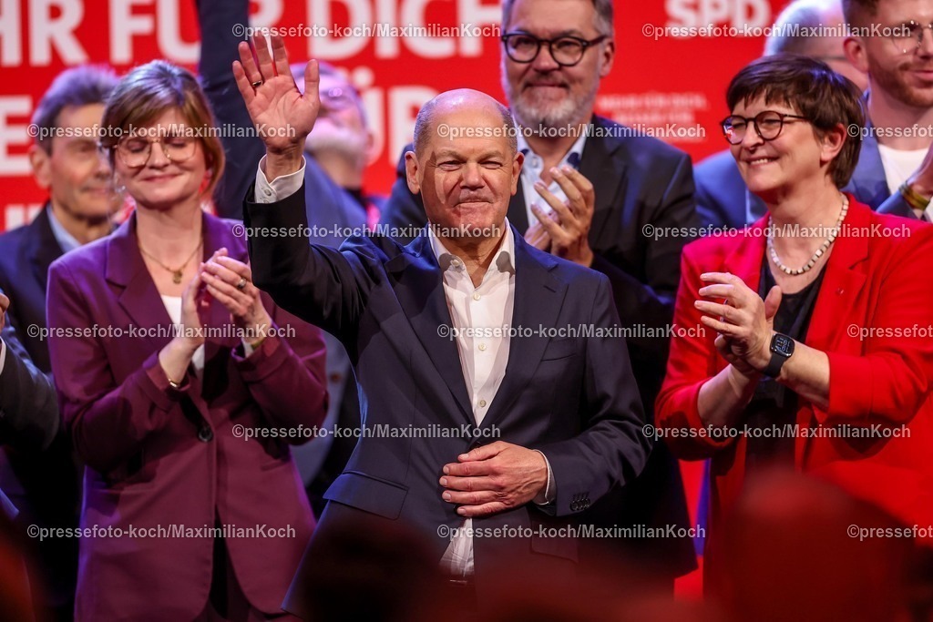 SPD21022501009 | 21.02.2025, Wahlkampfveranstaltung der Sozialdemokratische Partei Deutschlands (SPD) in der Westfalenhalle Dortmund. Im Bild Bundeskanzler der Bundesrepublik Deutschland und Spitzenkandidat der SPD - Olaf Scholz (SPD)