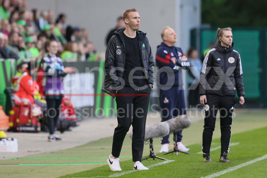 Fussball, Google Pixel Frauen-Bundesliga, VfL Wolfsburg - 1. FC Köln | v.li.: Tommy Stroot (Trainer, Cheftrainer, VfL Wolfsburg), DIE DFB-RICHTLINIEN UNTERSAGEN JEGLICHE NUTZUNG VON FOTOS ALS SEQUENZBILDER UND/ODER VIDEOÄHNLICHE FOTOSTRECKEN. DFB REGULATIONS PROHIBIT ANY USE OF PHOTOGRAPHS AS IMAGE SEQUENCES AND/OR QUASI-VIDEO.