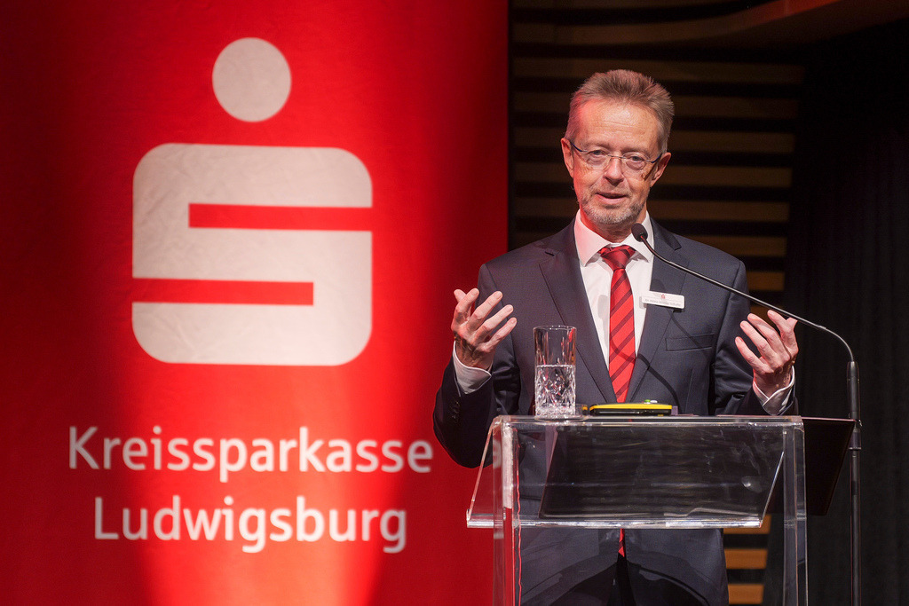 Kreissparkasse | Ludwigsburg - Jahresauftakt der Kreissparkasse Ludwigsburg mit Vorstand Heinz-Werner Schulte, der "Wirtschaftsweisen" Monika Schnitzer und Mann+Hummel-COO Emese Weissenbacher. - Realisiert mit Pictrs.com