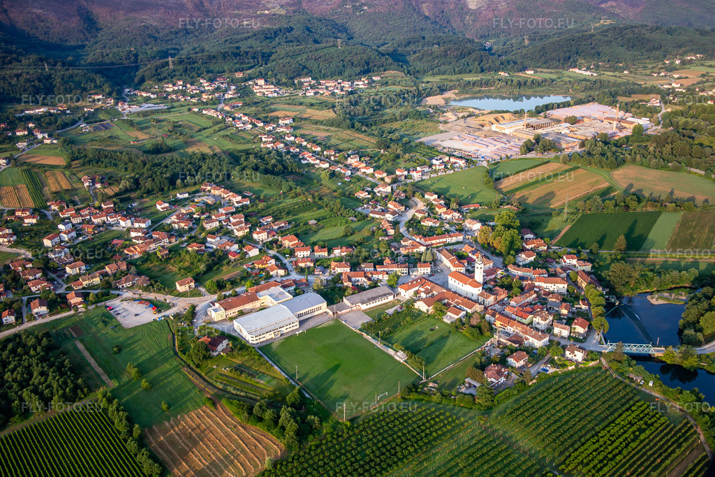 Vue aérienne: Vue de la ville à le quartier Renče in Renče-Vogrsko dans le département Slovénie, Slovénie. Photo: IMG_137560.jpg prise le 16/07/2023 par Werner Riehm/FLY-FOTO.eu – Résolution de l'original: 5036 x 3358 px