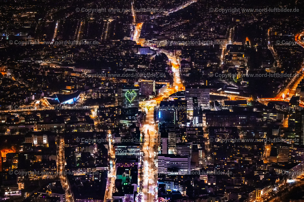 Hamburg_St_Georg_Steindamm_Herz_Nachtaufnahme_ELS_6772060325 | HAMBURG 06.03.2025 Nacht- Lichter und Beleuchtung Stadtzentrum im Innenstadtbereich an der Straße Sechslingspforte, Lübeckertordamm im Ortsteil Sankt Georg in Hamburg, Deutschland. // Night lighting the city center in the downtown area on street Sechslingspforte, Luebeckertordamm in the district Sankt Georg in Hamburg, Germany. Foto: Martin Elsen