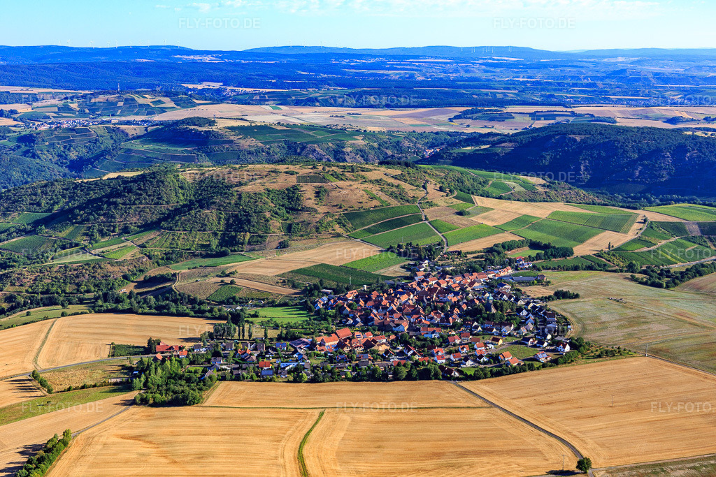 Luftbild: Ortsansicht von Süden in Duchroth im Bundesland Rheinland-Pfalz in Deutschland. Foto: IMG_109892.jpg vom 06.08.2018 durch Werner Riehm/FLY-FOTO.de