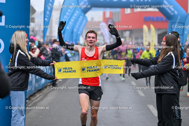 AUT, Laufen, Silvesterlauf Peuerbach 2023 | 31.12.2023, Peuerbach , AUT, Leichtathletik, Laufen, Silvesterlauf Peuerbach 2023, im Bild Sieger Volkslauf (6800m, 8 Runden)



