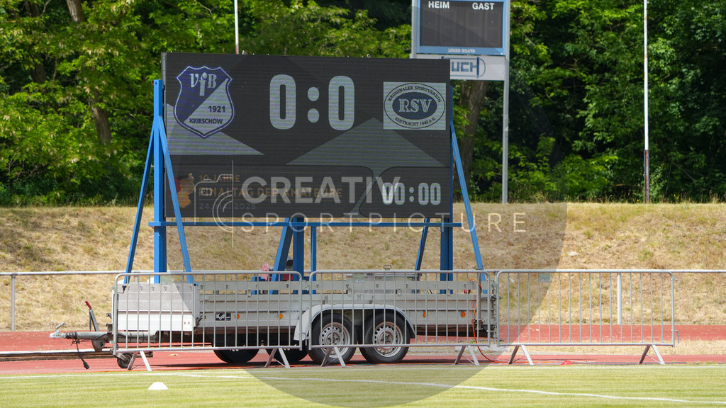 Fußball, Herren, Saison 2024/2025, Finaltag der Amateure 2025, Landespokal Brandenburg, Finale, VfB 1921 Krieschow vs. RSV Eintracht 1949, Samstag 24.05.2025, Volksparkstadion Neuruppin, | Fußball, Herren, Saison 2024/2025, Finaltag der Amateure 2025, Landespokal Brandenburg, Finale, VfB 1921 Krieschow vs. RSV Eintracht 1949, Samstag 24.05.2025, Volksparkstadion Neuruppin, Im Bild: Die Anzeigetafel mit dem Spielstand vor Spielbeginn - Realisiert mit Pictrs.com