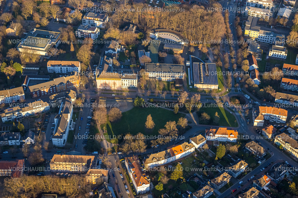 Gladbeck230202264 | Luftbild, Sanierung Amtsgericht mit verhüllter Fassade, Riesener Gymnasium und Sporthalle, Park Jovyplatz, Gladbeck, Ruhrgebiet, Nordrhein-Westfalen, Deutschland