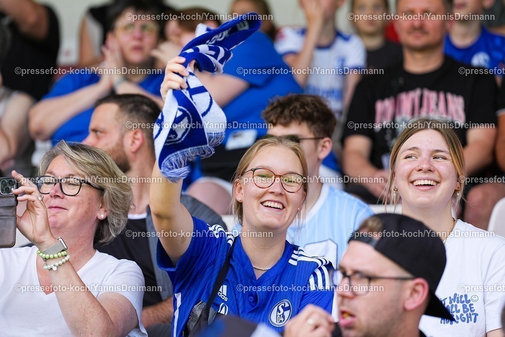 xYDR20072501057 | 20.07.2025, xydrx, Fußball, Rot Weiss Ahlen - FC Schalke 04, Testspiel, Wersestadion: Fan schwenk einen Schal, feature,
