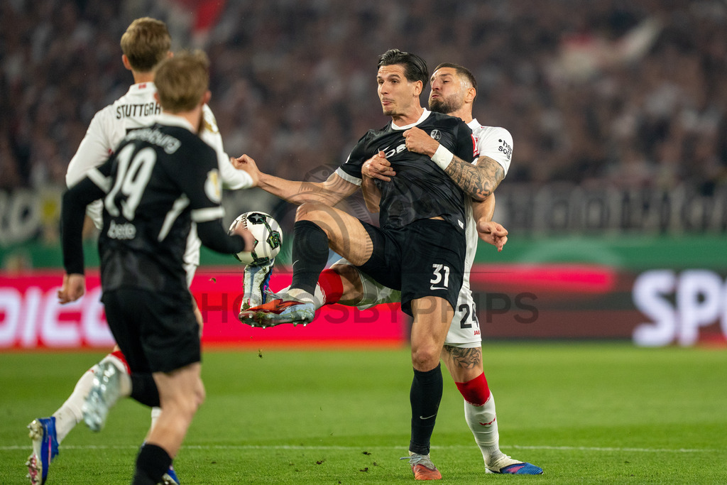 VfB Stuttgart vs. SC Freiburg, Fussball, DFB-Pokal, Halbfinale, 23.04.2026 | Zweikampf zwischen Igor Matanovic (SC Freiburg, #31) und Jeff Chabot (VfB Stuttgart, #24),VfB Stuttgart vs. SC Freiburg, Fussball, DFB-Pokal, Halbfinale, 23.04.2026DFB regulations prohibit any use of photographs as image sequences and/or quasi-video