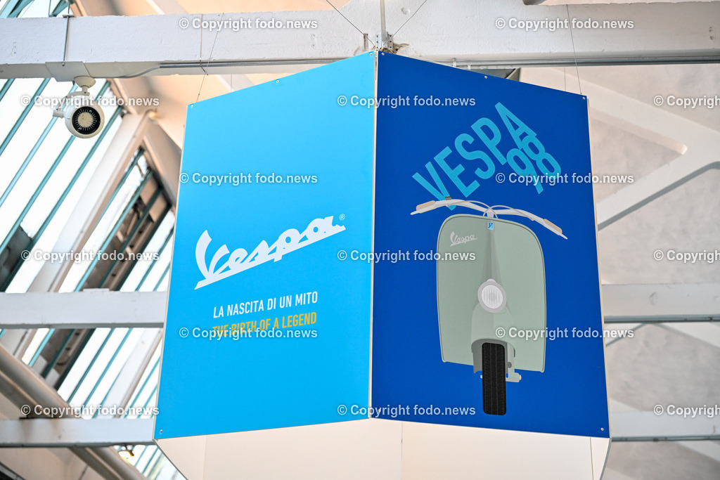 Italien_ Toskana_ Provinz Pisa_ Pontedera_ Vespa_ 29.05.2024-60 | 29.05.2024, Italien, ITA, Toskana, Pontedera im Bild Piaggio, Vespa, Museum

Piaggio ist ein italienischer Fahrzeughersteller mit Sitz in Pontedera. Das Unternehmen produziert verschiedene Mofas und Motorroller, unter anderem die Vespa, das Lastendreirad Ape sowie den Kleintransporter Porter. Zum Konzern gehören auch die Motorradmarken Aprilia, Derbi, Gilera, Laverda und Moto Guzzi. 
Quelle: Wikipedia