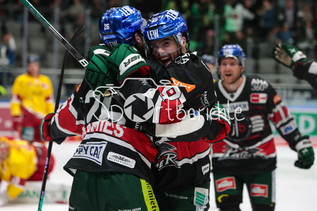 Augsburger Panther - Duesseldorfer EG | Samuel SORAMIES (AEV #26) jubelt mit seinen Teamkollegen ueber den Siegtreffer zum 2-1 kurz vor Schuss
