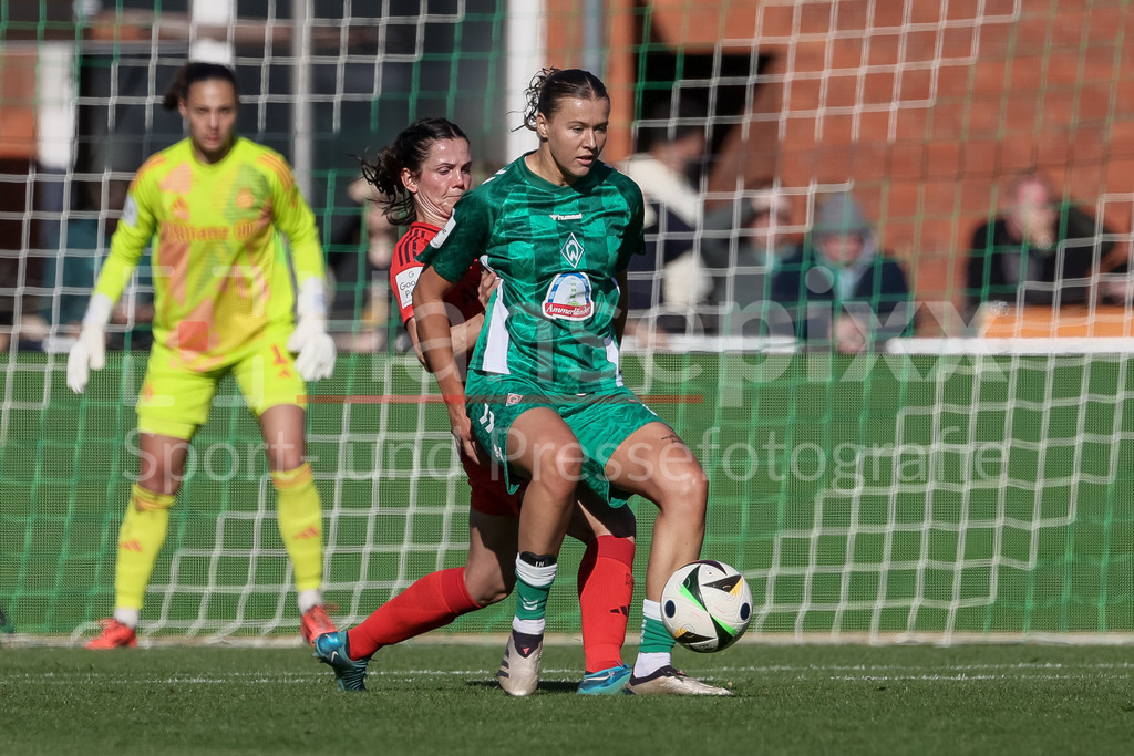 Fussball, Google Pixel Frauen-Bundesliga, SV Werder Bremen - FC Bayern München | v.li.: Tuva Hansen (FC Bayern München, 6) und Larissa Mühlhaus (SV Werder Bremen, 7) im Zweikampf, Duell, Dynamik, Aktion, Action, Spielszene, DIE DFB-RICHTLINIEN UNTERSAGEN JEGLICHE NUTZUNG VON FOTOS ALS SEQUENZBILDER UND/ODER VIDEOÄHNLICHE FOTOSTRECKEN. DFB REGULATIONS PROHIBIT ANY USE OF PHOTOGRAPHS AS IMAGE SEQUENCES AND/OR QUASI-VIDEO.