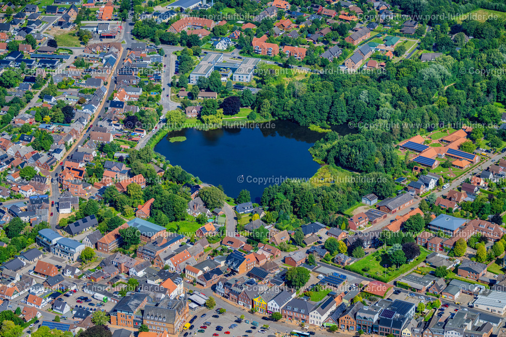 Bredstedt_Mühlenteich_ELS_3249130825 | BREDSTEDT 13.08.2025 Stadtansicht des Innenstadtbereiches an den Uferbereichen " Mühlenteich " an der Straße Fußweg, Mühlendamm in Bredstedt im Bundesland Schleswig-Holstein, Deutschland. // City view of the downtown area on the shore areas " Muehlenteich " on street Fussweg, Muehlendamm in Bredstedt in the state Schleswig-Holstein, Germany. Foto: Martin Elsen