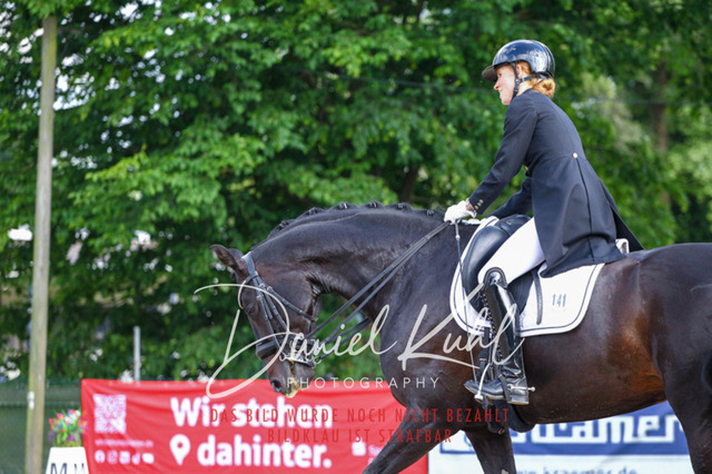 DKP41745 | Turnierfotos kaufen im Webshop von Daniel Kuhl Photography – entdecke professionelle Reitsportfotos aus Turnieren & Events. Hochwertige Turnierbilder online bestellen & sichern. Jetzt Fotos von Reitsportturnieren kaufen!