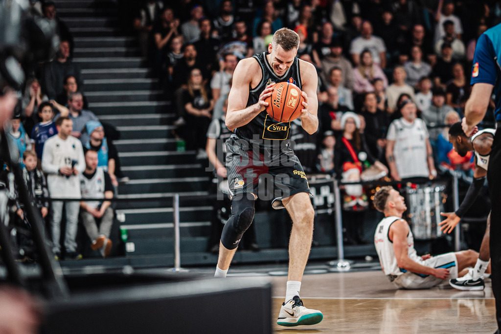 Basketball | Männer | Saison 2024/2025 | easyCredit Basketball Bundesliga | 12. Spieltag | Veolia Towers Hamburg vs. MHP Riesen Ludwigsburg | 21.12.2024 | Jonas Wohlfarth-Bottermann (#18, MHP Riesen Ludwigsburg) ärgert sich