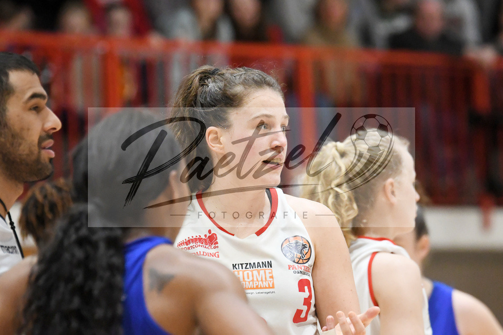 20200126_PANHAL_0091 | Basketball, Frauen: Rowie Jongeling (GiroLive-Panthers Osnabrück) schaut beim Spiel der Toyota DBBL zwischen GiroLive-Panthers Osnabrück vs. GISA LIONS SV Halle am 26.01.2020 im Panthers Dome in Osnabrück, Deutschland.(Foto von Nico Paetzel) - Realisiert mit Pictrs.com